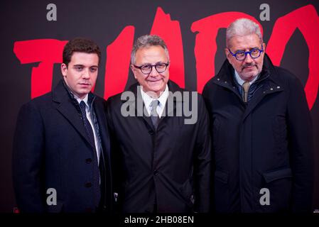 Mailand, Italien. 15th Dez 2021. Die Besetzung und die Gäste nehmen an der Premiere des Films 'Diabolik' im Cinema Odeon am 15. Dezember 2021 in Mailand, Italien, Teil. (Foto von Lev Radin/Pacific Press) Quelle: Pacific Press Media Production Corp./Alamy Live News Stockfoto