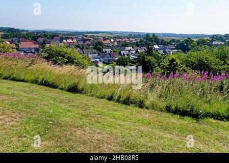 Viev der alten Stadt Dundonald aus dem Schloss, South Ayrshire, Schottland, Großbritannien - 22nd. Juli 2021 Stockfoto