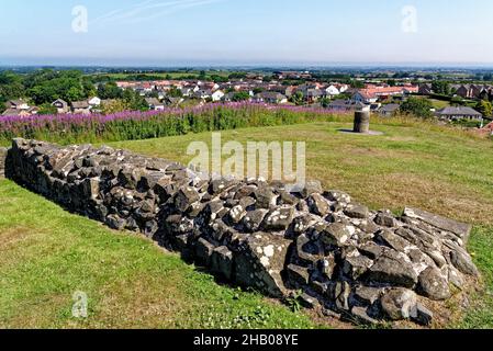 Dundonald Castle, South Ayrshire, Schottland, Großbritannien - 22nd. Juli 2021. Die alten und fast verfallenen Ruinen der Burg Dundonald, die stolz darüber thront Stockfoto