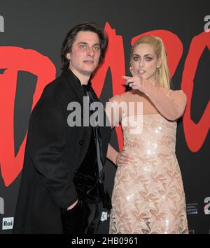 Mailand, Italien. 16th Dez 2021. Mailand, Italien Odeon The Space Cinema Diabolik der Film von Manetti Bros Antonio und Marco Regisseuren mit Luca Martinelli, Miriam Leone und Valerio Mastrandrea, Claudia Gerini, Alessandro Roia im Bild: Miriam Leone mit FENDI Kleid, Luca Martinelli Credit: Independent Photo Agency/Alamy Live News Stockfoto
