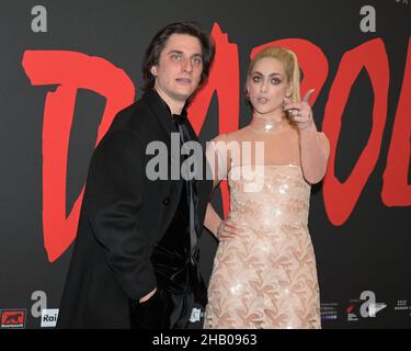 Mailand, Italien. 16th Dez 2021. Mailand, Italien Odeon The Space Cinema Diabolik der Film von Manetti Bros Antonio und Marco Regisseuren mit Luca Martinelli, Miriam Leone und Valerio Mastrandrea, Claudia Gerini, Alessandro Roia im Bild: Miriam Leone mit FENDI Kleid, Luca Martinelli Credit: Independent Photo Agency/Alamy Live News Stockfoto