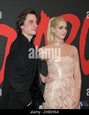 Mailand, Italien. 16th Dez 2021. Mailand, Italien Odeon The Space Cinema Diabolik der Film von Manetti Bros Antonio und Marco Regisseuren mit Luca Martinelli, Miriam Leone und Valerio Mastrandrea, Claudia Gerini, Alessandro Roia im Bild: Miriam Leone mit FENDI Kleid, Luca Martinelli Credit: Independent Photo Agency/Alamy Live News Stockfoto