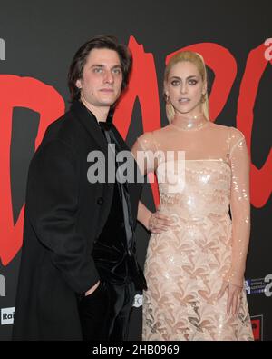 Mailand, Italien. 16th Dez 2021. Mailand, Italien Odeon The Space Cinema Diabolik der Film von Manetti Bros Antonio und Marco Regisseuren mit Luca Martinelli, Miriam Leone und Valerio Mastrandrea, Claudia Gerini, Alessandro Roia im Bild: Miriam Leone mit FENDI Kleid, Luca Martinelli Credit: Independent Photo Agency/Alamy Live News Stockfoto