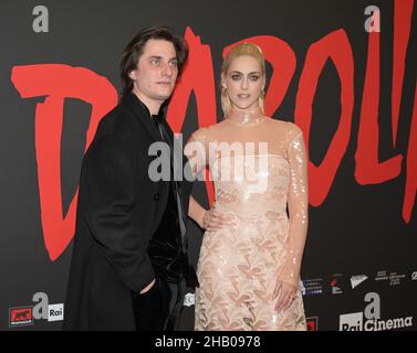 Mailand, Italien. 16th Dez 2021. Mailand, Italien Odeon The Space Cinema Diabolik der Film von Manetti Bros Antonio und Marco Regisseuren mit Luca Martinelli, Miriam Leone und Valerio Mastrandrea, Claudia Gerini, Alessandro Roia im Bild: Miriam Leone mit FENDI Kleid, Luca Martinelli Credit: Independent Photo Agency/Alamy Live News Stockfoto