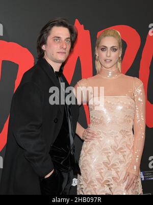 Mailand, Italien. 16th Dez 2021. Mailand, Italien Odeon The Space Cinema Diabolik der Film von Manetti Bros Antonio und Marco Regisseuren mit Luca Martinelli, Miriam Leone und Valerio Mastrandrea, Claudia Gerini, Alessandro Roia im Bild: Miriam Leone mit FENDI Kleid, Luca Martinelli Credit: Independent Photo Agency/Alamy Live News Stockfoto