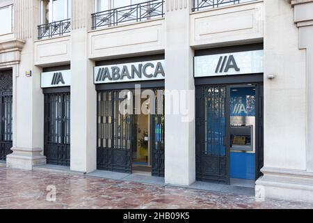 VALENCIA, SPANIEN - 15. DEZEMBER 2021: Abanca ist eine spanische Bank mit Sitz in Galicien Stockfoto