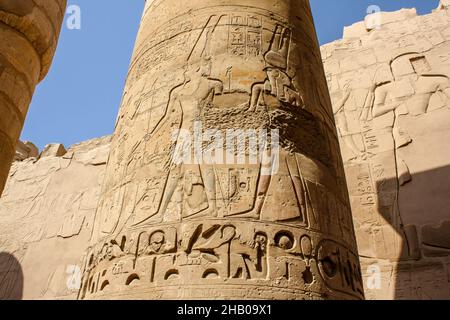 Karnak Tempelkomplex in Luxor, Ägypten. Altes Flachrelief mit Hieroglyphen und Göttern auf der Säule. Stockfoto