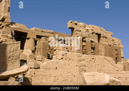 Karnak Tempelkomplex in Luxor, Ägypten. Ruinen eines antiken Tempels mit Hieroglyphen an der Wand. Stockfoto