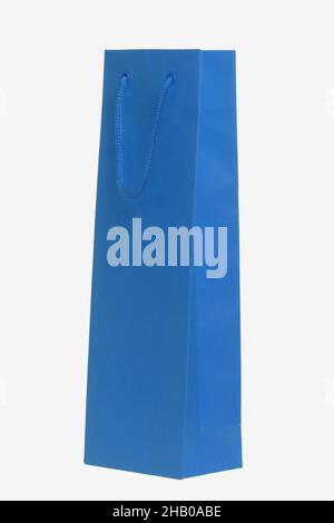 Nahaufnahme einer einzelnen blauen Papiertüte oder -Tasche mit blauem Griff zum Einkaufen oder für Geschenke auf weißem Hintergrund. Makrofotografie. Stockfoto