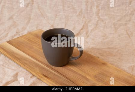 Filterkaffee, Holzlöffel auf Holz stehend, auf grauer Abdeckung, isolierter Hintergrund Stockfoto