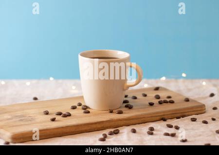 Filterkaffee auf Holzstand und Kaffeebohnen. Isolierter Hintergrund Stockfoto