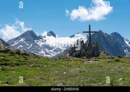 Nufenen kreuzen sich in der alpinen Landschaft am Nufenenpass, Ulrichen, Wallis, Schweiz, Europa Stockfoto