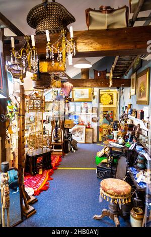 Auswahl an Vintage- und Retro-Artikeln im Maltings Antiques Shop in Sawbridgeworth, UK Stockfoto