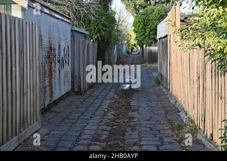 Eine schattige Uferstraße aus Blausteinen in der Metropole Melbourne, an einem sonnigen Herbsttag Stockfoto