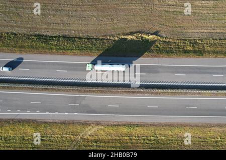 Trailer tragen Zisterne über oben Drohne Ansicht auf der Straße Stockfoto