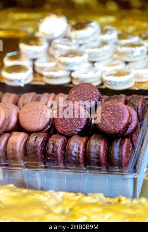 Schokoladenüberzogene Makronen im Ladurée in Burlington Arcade, Regent Street, London, Großbritannien Stockfoto