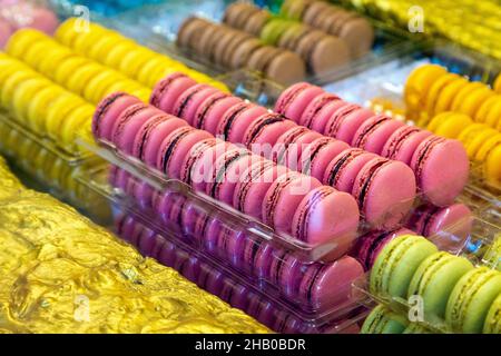 Bunte Makronen im Ladurée in Burlington Arcade, Regent Street, London, Großbritannien Stockfoto