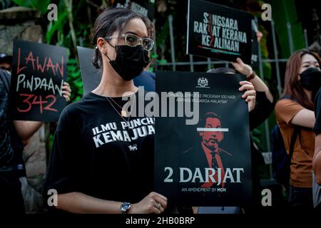 Kuala Lumpur, Malaysia. 16th Dez 2021. Junge Demonstranten vom Sekretariat der Volksolidarität halten Plakate während einer Kundgebung gegen die Änderungen des Gesetzes 342 vor dem Parlamentsgebäude in Kuala Lumpur. Das Sekretariat der Jugendkoalition Solidariti Rakyat (SSR) hat sich vor dem Parlamentsgebäude in Kuala Lumpur versammelt, um gegen die Änderungen des Gesetzes zur Prävention und Kontrolle von Infektionskrankheiten (Act 342) zu protestieren. Sie fordern von der Regierung eine Überprüfung des hohen Antrags im Änderungsgesetz. Kredit: SOPA Images Limited/Alamy Live Nachrichten Stockfoto