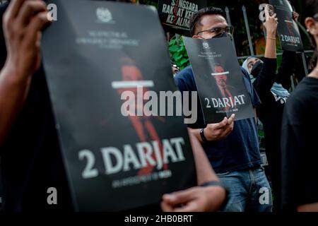 Kuala Lumpur, Malaysia. 16th Dez 2021. Junge Demonstranten vom Sekretariat der Volksolidarität halten Plakate während einer Kundgebung gegen die Änderungen des Gesetzes 342 vor dem Parlamentsgebäude in Kuala Lumpur. Das Sekretariat der Jugendkoalition Solidariti Rakyat (SSR) hat sich vor dem Parlamentsgebäude in Kuala Lumpur versammelt, um gegen die Änderungen des Gesetzes zur Prävention und Kontrolle von Infektionskrankheiten (Act 342) zu protestieren. Sie fordern von der Regierung eine Überprüfung des hohen Antrags im Änderungsgesetz. Kredit: SOPA Images Limited/Alamy Live Nachrichten Stockfoto