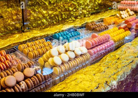 Bunte Makronen im Ladurée in Burlington Arcade, Regent Street, London, Großbritannien Stockfoto