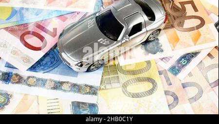 Mercedes AMG GT Driving Performance Sport Car - Spielzeugauto auf EURO-Banknoten Stockfoto