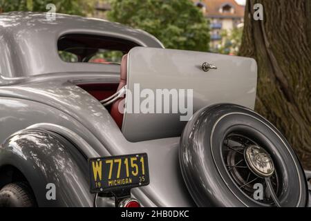FRANKENMUTH, MI/USA - 10. SEPTEMBER 2021: Nahaufnahme eines 1935 Ford Coupe Rumble Seat beim Frankenmuth Auto Fest im Heritage Park. Stockfoto