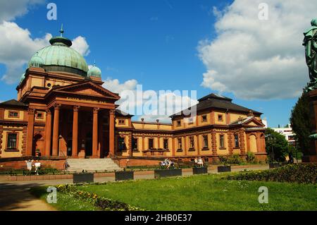 BAD HOMBURG, DEUTSCHLAND - 30. Mai 2021: Das Kaiser-Wilhelms-Bad in Bad Homburg, Hessen, Deutschland. Ein Wellnesscenter wurde 1890 eröffnet. Stockfoto