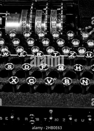 Das Steckbrett, die Tastatur und die Rotoren einer historischen Enigma-Maschine aus dem Deutschen Weltkrieg 2 werden im Bletchley Park, Buckinghamshire, ausgestellt. Stockfoto