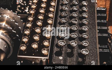 Das Steckbrett, die Tastatur und die Rotoren einer historischen Enigma-Maschine aus dem Deutschen Weltkrieg 2 werden im Bletchley Park, Buckinghamshire, ausgestellt. Stockfoto