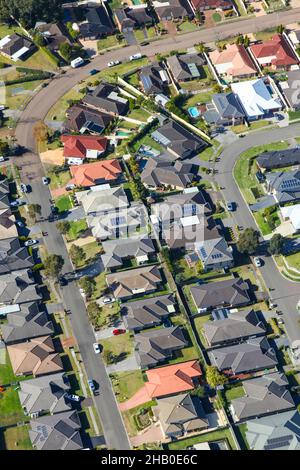 Luftaufnahme einer typischen australischen modernen Unterteilung in Fletcher - Newcastle NSW Australien Stockfoto
