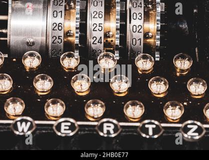 Das Steckbrett, die Tastatur und die Rotoren einer historischen Enigma-Maschine aus dem Deutschen Weltkrieg 2 werden im Bletchley Park, Buckinghamshire, ausgestellt. Stockfoto