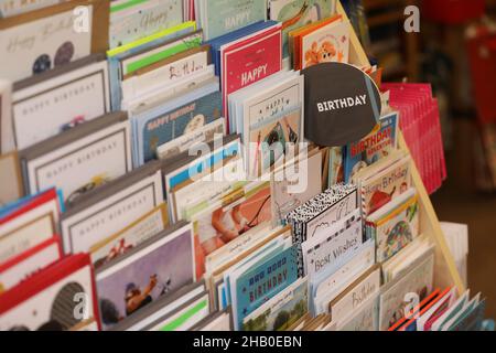 Geburtstagskarten, Taschen und Geschenkpapier, abgebildet in einem Kartengeschäft in Hampshire, Großbritannien. Stockfoto