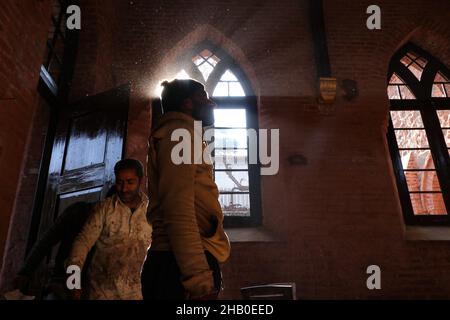 16. Dezember 2021, Srinagar, Jammu und Kashmir, Indien: Handwerker sehen Arbeiten in der historischen 125 Jahre alten St. Lukes Kirche, die seit mehr als 30 Jahren in Srinagar geschlossen ist. Der Grundstein wurde von Dr. Earnest und Dr. Arthur Neve „zur Ehre Gottes“ errichtet und „als Zeuge für Kaschmir“ am 12. September 1896 vom Bischof von Lahore eingeweiht. Nach der Aufhebung des Sonderstatus Kaschmirs fürchten die Christen in der Region, dass der Wandel zu einer Welle hinduistischen Nationalismus und damit zu einer Zunahme der Verfolgung führen wird. (Bild: © Adil Abbas/ZUMA Stockfoto