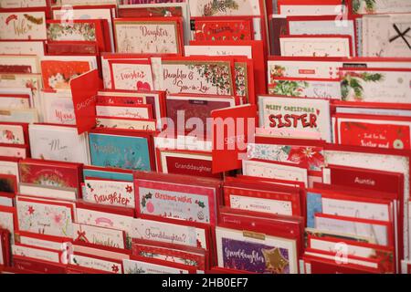 Geburtstagskarten, Taschen und Geschenkpapier, abgebildet in einem Kartengeschäft in Hampshire, Großbritannien. Stockfoto