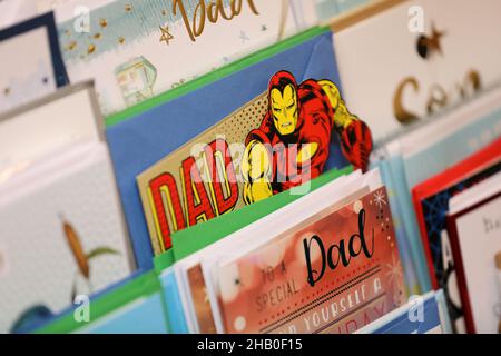 Geburtstagskarten, Taschen und Geschenkpapier, abgebildet in einem Kartengeschäft in Hampshire, Großbritannien. Stockfoto