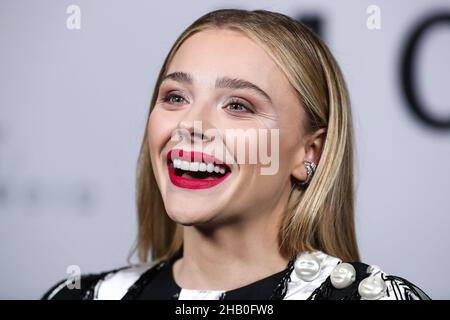 Hollywood, Usa. 15th Dez 2021. HOLLYWOOD, LOS ANGELES, KALIFORNIEN, USA - 15. DEZEMBER: Die amerikanische Schauspielerin Chloë Grace Moretz (Chloe Grace Moretz) mit Louis Vuitton kommt bei der Los Angeles Premiere von Hulus 'Mother/Android' an, die am 15. Dezember 2021 im NeueHouse Los Angeles in Hollywood, Los Angeles, Kalifornien, USA, stattfand. (Foto: Xavier Collin/Image Press Agency/Sipa USA) Quelle: SIPA USA/Alamy Live News Stockfoto