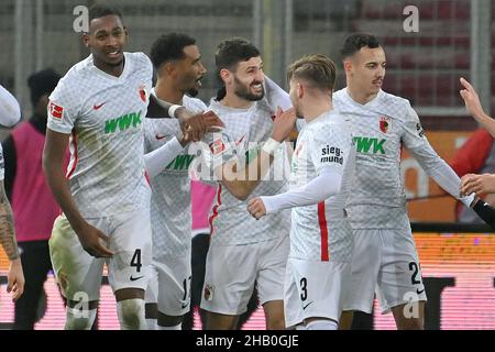 Kollektiver Torjubel um Daniel CALIGIURI (FC Augsburg) nach Tor zu 1-1 durch Elfmeter, Elfmeter, Jubel, Freude, Begeisterung, Aktion, von links: Rece OXFORD (FC Augsburg), Noah Joel SARENREN BAZEE (FC Augsburg), Daniel CALIGIURI (FC Augsburg), Mads PEDERSEN (FC Augsburg) Amaral Borduchi IAGO (FC Augsburg). Fußball 1. Bundesliga-Saison 2021/2022, Spieltag 16th, matchday16, FC Augsburg - RB Leipzig 1-1 am 15. Dezember 2021 WWK ARENA in Augsburg, Stockfoto