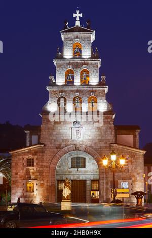 Cangas de onis Kirche und Glockenturm bei Nacht. Asturien, Spanien Stockfoto