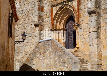 Fassade der Kirche mit Treppe und verfallenen Stein, mit alten hölzernen Tor Stockfoto