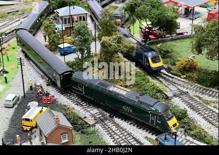 Horley, Surrey, UK-Dec 16 2021: Lokomotiven der Baureihe 125 der TWL HST-44 auf einer Modelleisenbahn. Stockfoto