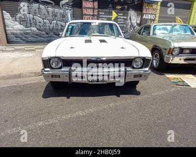 BUENOS AIRES, ARGENTINIEN - 08. Nov 2021: Weißer, sportlicher Vintage Chevrolet Chevy SS 1970s von General Motors Argentina. Vorderansicht. Expo Warnes 2021 Stockfoto