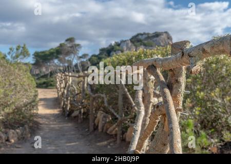 Ländlicher Weg aus Holz und in einer nachhaltigen Weise, um den berühmten Strand der Insel Mallorca, Es Calo de's Moro zugreifen Stockfoto