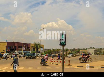 KIGALI, RUANDA - 16. Okt 2017: KIGALI, RUANDA - 16,2017. OKTOBER: Remera Dies ist die Kreuzung von KN 5 Road und KG 109 Street. In KG 109 ist einer der b Stockfoto