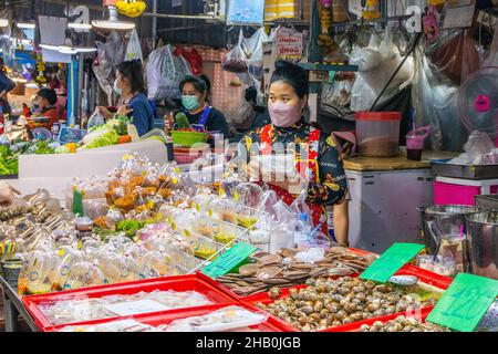 BANGKOK, THAILAND - 15. Dezember 2021: Während der Covid-Periode 19 und im Rahmen der Sperre werden frische Meeresfrüchte auf einem Fischmarkt in T zum Verkauf angeboten Stockfoto