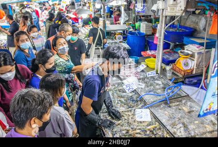 BANGKOK, THAILAND - 15. Dezember 2021: Während der Covid-Periode 19 und im Rahmen der Sperre werden frische Meeresfrüchte auf einem Fischmarkt in T zum Verkauf angeboten Stockfoto