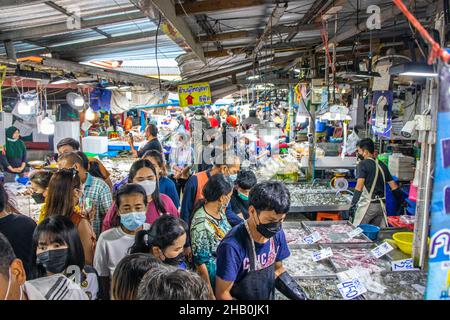 BANGKOK, THAILAND - 15. Dezember 2021: Während der Covid-Periode 19 und im Rahmen der Sperre werden frische Meeresfrüchte auf einem Fischmarkt in T zum Verkauf angeboten Stockfoto