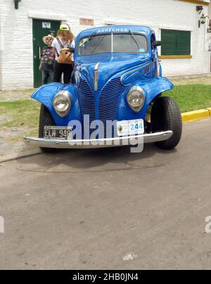 LOMAS DE ZAMORA - BUENOS AIRES, ARGENTINIEN - 05. Dez 2021: Sportlicher Vintage Ford V8 De Luxe Model 81A Coupé, 1938. Abgestimmt auf TC-Rennen in Argentinien. Pilo Stockfoto