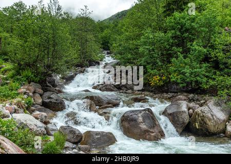 Der Naturpark Tunca-Tal am Fuße des Altınparmak-Gebirges ist ein faszinierender Ort mit seinen Wäldern, Blumen, Stein- und Holzhäusern... Stockfoto