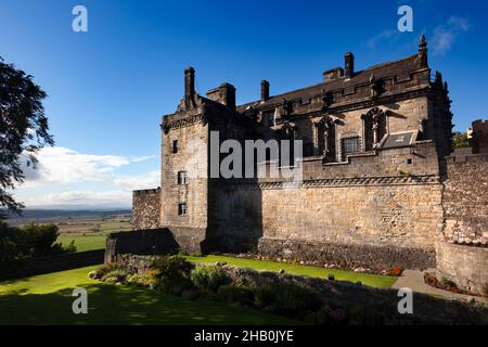 Stirling, Schottland - 17. September 2013: Stirling Castle, von den Palastgärten aus gesehen. Das Palastgebäude wurde von König James V. in den frühen Jahren begonnen Stockfoto