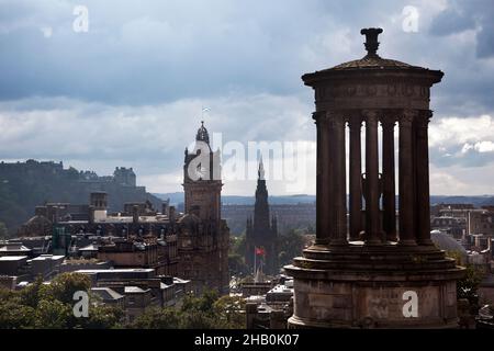 Edinburgh, Schottland-7. September 2013: Nach dem Regen, wenn die Wolken brechen, leuchtet die Stadt mit der Sonne und zeigt einen Blick von Calton Hill nach Stockfoto